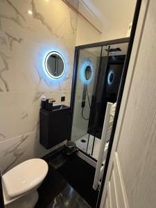 Et badeværelse på Dream Love Private Jacuzzi & Glamorous Atmosphere