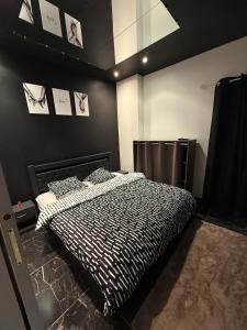 En eller flere senge i et værelse på Dream Love Private Jacuzzi & Glamorous Atmosphere