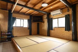 een lege kamer met een pingpongtafel bij 島ちゅらOHGiMi in Ujimi