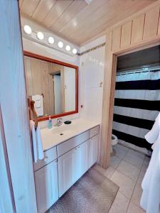 Ένα ή περισσότερα κρεβάτια σε δωμάτιο στο Schooners Landing