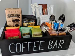 un bar con un tavolo sopra di The Burrows Off Grid Cabin, Unplug, Relax & Unwind a Wollombi