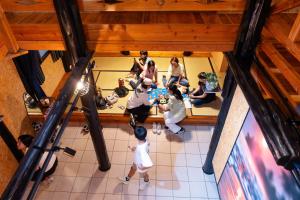 een groep mensen die rond een tafel in een kamer zitten bij 島ちゅらOHGiMi in Ujimi