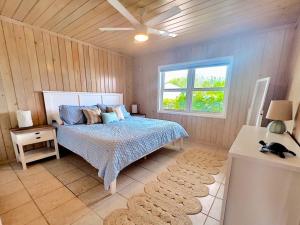 Ένα ή περισσότερα κρεβάτια σε δωμάτιο στο Schooners Landing