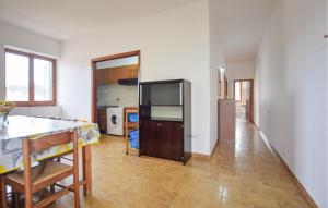 Η κουζίνα ή μικρή κουζίνα στο 2 Bedroom Gorgeous Apartment In Casal Velino