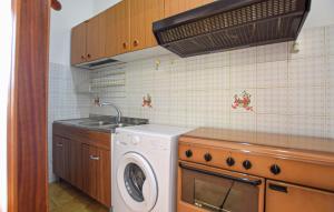 Η κουζίνα ή μικρή κουζίνα στο 2 Bedroom Gorgeous Apartment In Casal Velino