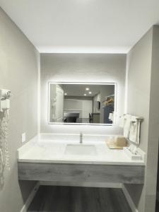 Kuchyň nebo kuchyňský kout v ubytování Super 8 by Wyndham Visalia