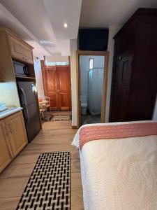 una piccola cucina con un letto e un bagno di Cute Private Studio in Antigua Heart a Antigua Guatemala Altre 3 foto