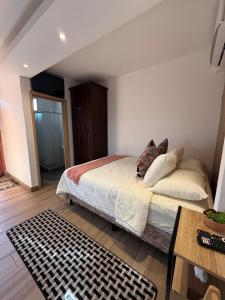 una camera da letto con un letto e un tavolo di Cute Private Studio in Antigua Heart a Antigua Guatemala