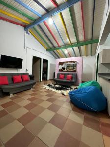un salon avec des canapés et un plafond coloré dans l'établissement Refugio del Atardecer, à Guatapé