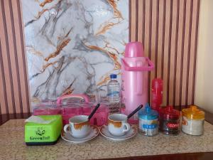 Příslušenství pro přípravu čaje a kávy v ubytování Komodo Homestay