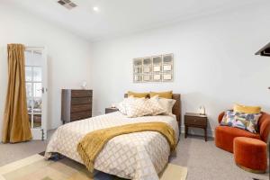 Postel nebo postele na pokoji v ubytování The Golden Key Henley Beach