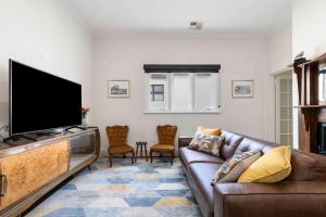 TV a/nebo společenská místnost v ubytování The Golden Key Henley Beach