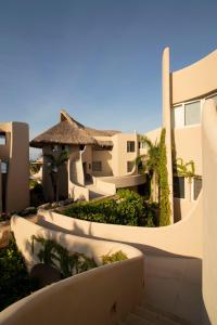 Cette chambre offre une vue sur un bâtiment avec des escaliers en face de celui-ci. dans l'établissement Dream Villa in Majahua, à La Majahua 9 autres photos