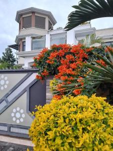 ein Gebäude mit Blumen an der Seite in der Unterkunft The Octagon wing A in Beau Vallon
