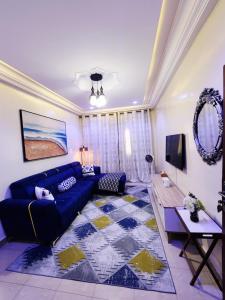 a living room with a blue couch and a table at STUDIO pour les personnes a mobilité réduite in Dakar