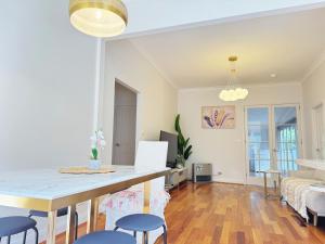 una cucina e un soggiorno con tavolo e sedie di Tranquil Suites in Heart of Leura 3 Minutes to Shops a Leura