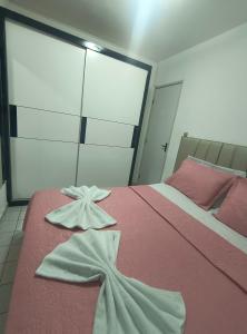 a bedroom with a bed with towels on it at Ap confortável e Aconchegante in Petrolina