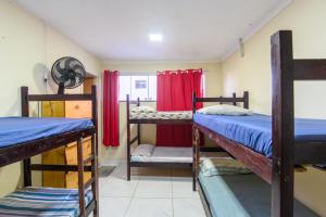 Ένα ή περισσότερα κρεβάτια σε δωμάτιο στο Hostel Guarapari +15 φωτογραφίες