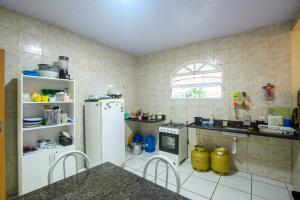 Η κουζίνα ή μικρή κουζίνα στο Hostel Guarapari