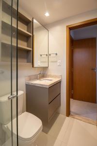 a bathroom with a toilet and a sink at Apartamento Luxuoso com Vista para as Montanhas in Mucugê +71 photos