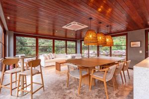 a dining room with a table and chairs at Apartamento Luxuoso com Vista para as Montanhas in Mucugê