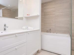 O baie la 6 person holiday home in Ringkøbing-By Traum +45 fotografii