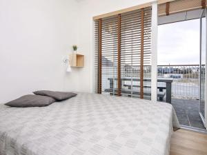 Un pat sau paturi într-o cameră la 6 person holiday home in Ringkøbing-By Traum