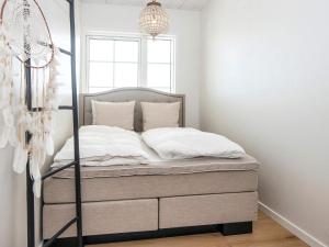 En eller flere senge i et værelse på 4 person holiday home in Ringkøbing-By Traum