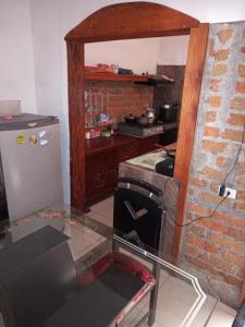 a kitchen with an oven and a refrigerator at La Victoria, Valle te espera in La Victoria