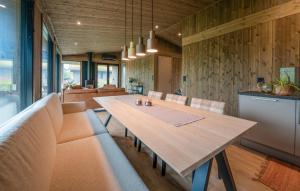 Un comedor con una gran mesa y sillas de madera. en 3 Bedroom Nice Home In Vøringsfoss, en Maurset