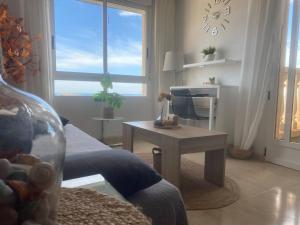 TV a/nebo společenská místnost v ubytování El Encanto de Val-calma y vistas al mar- Bolnuevo