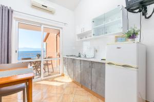 Köök või kööginurk majutusasutuses Apartments with parking space Zivogosce - Blato, Makarska - 22253