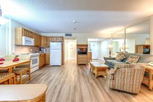 eine Küche und ein Wohnzimmer mit einer Couch und einem Tisch in der Unterkunft Destin Holiday Beach Resort in Destin