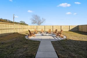 un grupo de bancos de madera sentados en una acera en Group Ready! 3BR Home Near WinStar, en Thackerville