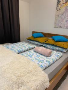 Postel nebo postele na pokoji v ubytování Adna Art Apartment