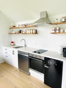 Η κουζίνα ή μικρή κουζίνα στο NEW Luxury Cabin with Scenic Views & Farm Charm