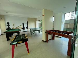 Biliár nebo kulečník v ubytování Luxor Tambaú AP 100 metros da praia com vista para o mar