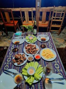 Una mesa con muchos platos de comida encima. en Muong Hoa Valley View Farmstay, en Sa Pa