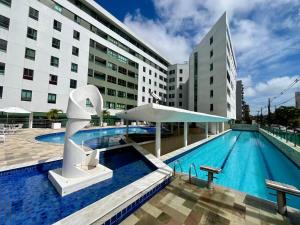 Bazén v ubytování Luxor Tambaú AP 100 metros da praia com vista para o mar nebo v jeho okolí