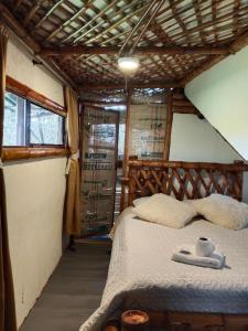 a bedroom with a bed in a house at Hospedaje casa en el Árbol in Moniquirá