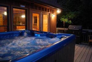 eine große Whirlpool-Badewanne auf einer Terrasse in der Unterkunft Luxury Mountain Cabin Rental with a Hot Tub in Helen, Georgia in Helen