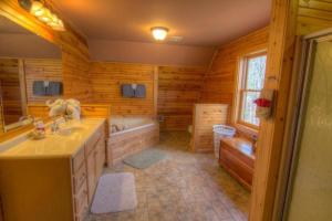 ein großes Badezimmer mit Badewanne und Waschbecken in der Unterkunft Luxury Mountain Cabin Rental with a Hot Tub in Helen, Georgia in Helen