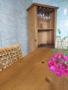 ein Zimmer mit Tisch und Stühlen und rosa Blumen in der Unterkunft My Espacinho in São Bento in São Bento do Sul