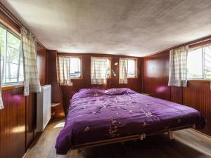 Ένα ή περισσότερα κρεβάτια σε δωμάτιο στο Boat Getaway Near Lake