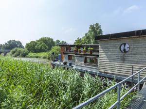 Gallery image of Boat Getaway Near Lake in Merkem
