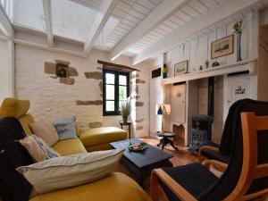 KersaudyにあるBrittany Escape with Gardenのリビングルーム(黄色の家具、暖炉付)