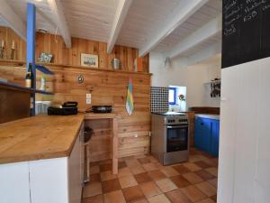 KersaudyにあるBrittany Escape with Gardenの木製の壁と木製のカウンタートップが備わるキッチン