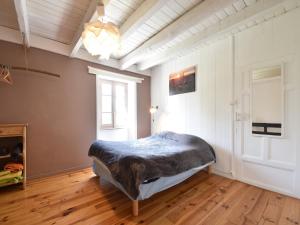 KersaudyにあるBrittany Escape with Gardenのベッドとシャンデリアのある寝室