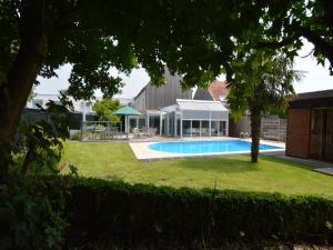 Hồ bơi trong/gần Splendid villa in Flemish Ardennes with pool