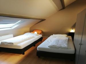 Giường trong phòng chung tại Splendid villa in Flemish Ardennes with pool +33 ảnh